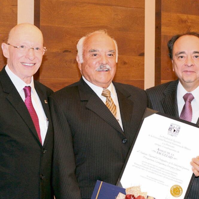 Gilberto Muñoz Mosqueda (centro) fue diputado local, diputado federal, senador y presidente municipal de Salamanca. PATRONATO FACULTAD DE QUÍMICA