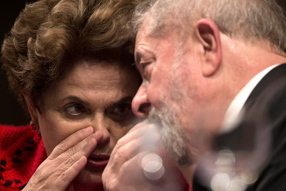 La expresidenta de Brasil Dilma Rousseff conversa con el expresidente brasileño Luiz Inácio Lula da Silva  (Foto: EFE)