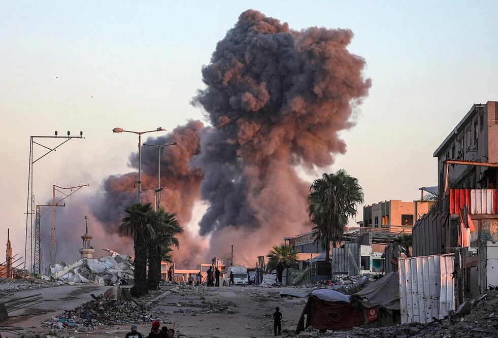 Humo sale de la Universidad Islámica, tras un ataque israelí este 7 de octubre, en Gaza, al cumplirse dos años de la guerra entre Israel y Hamas. FOTO: EFE