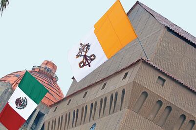 La bandera vaticana ondea en el Monumento a la Revolución