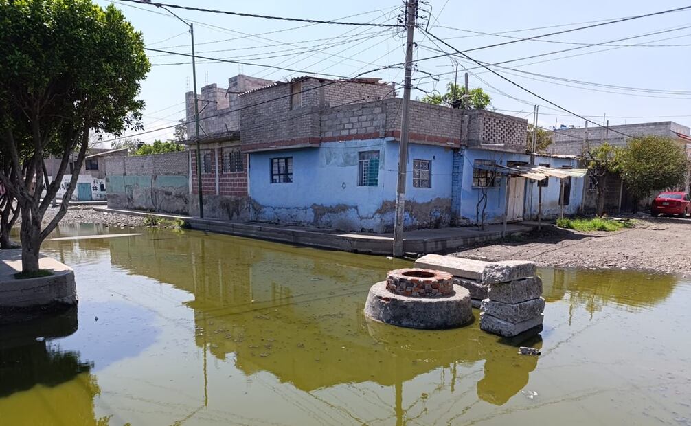 Vecinos en Chalco ponen barricadas para impedir el paso del agua a sus casas. Foto: Emilio Fernández / EL UNIVERSAL