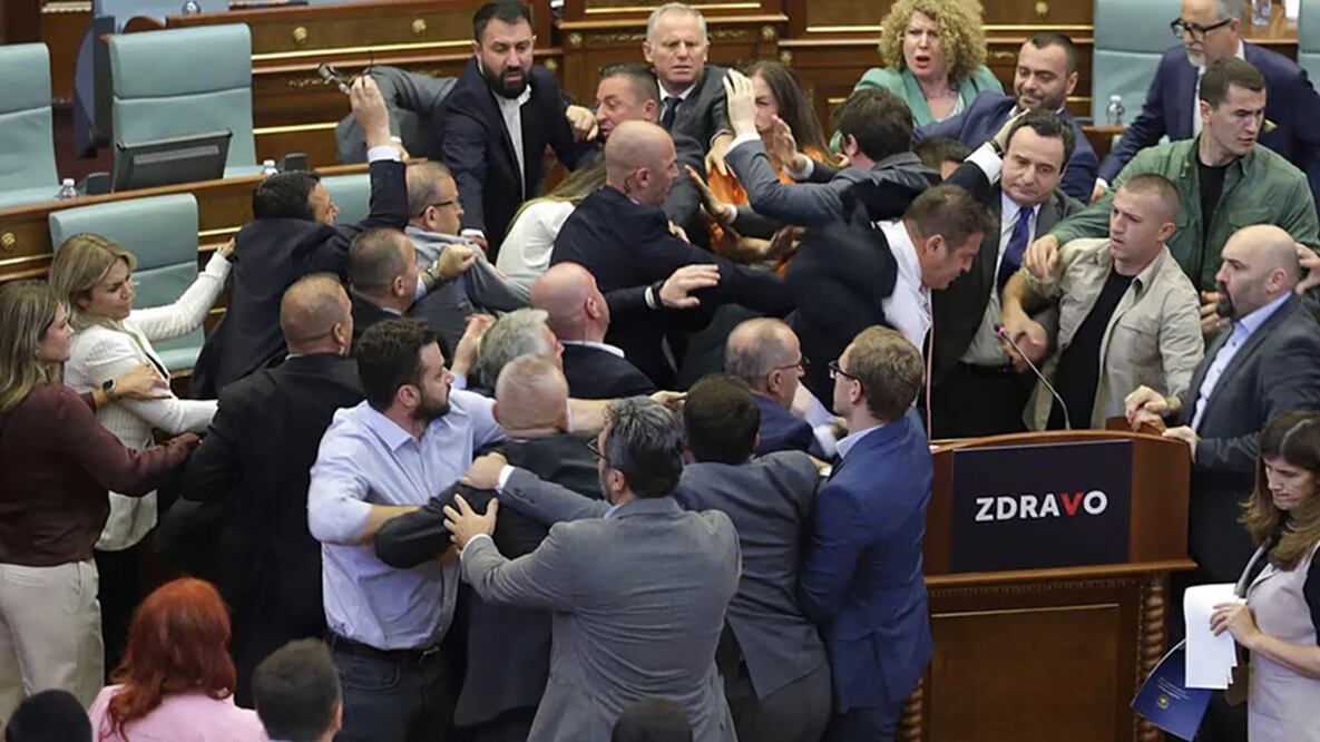 Una batalla campal se desató en el Parlamento de Kosovo, en julio de 2023. FOTO: CAPTURA