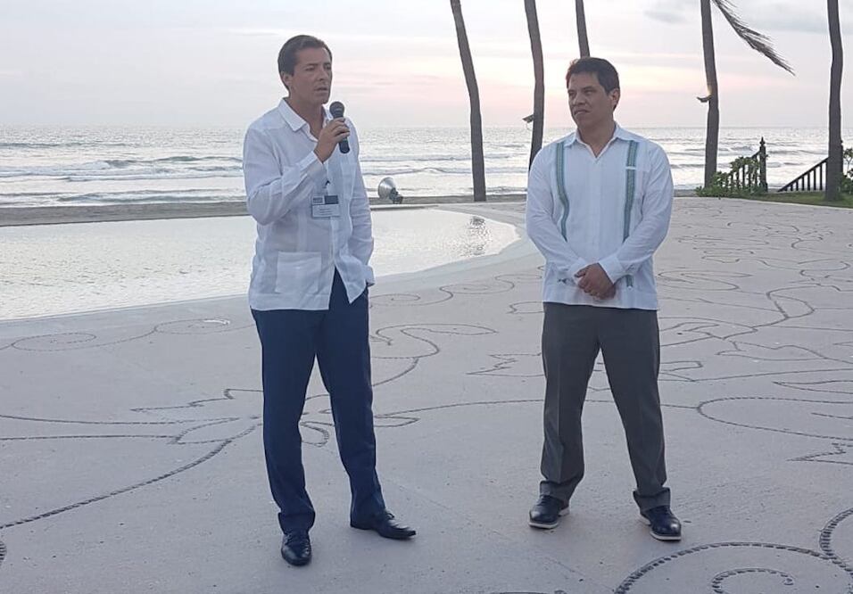 Javier Reyes de la Campa (izquierda) presidente del consejo y director general de Accendo Banco. Foto: Twitter @AccendoBanco