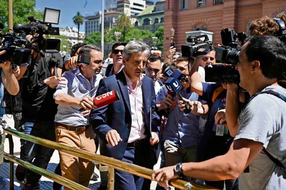 El ministro de Economía de Argentina, Luis Caputo, al salir de la Casa Rosada tras una reunión con el presidente Javier Milei. Foto: AFP