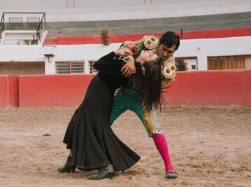 Tenoch Huerta le quema el corazón a Mon Laferte