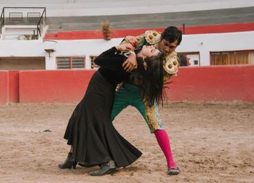 Tenoch Huerta le quema el corazón a Mon Laferte
