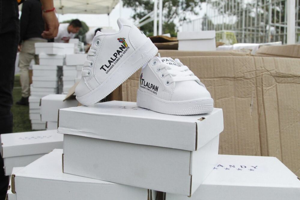 Entrega de tenis en alcaldía Tlalpan. Foto: Especial