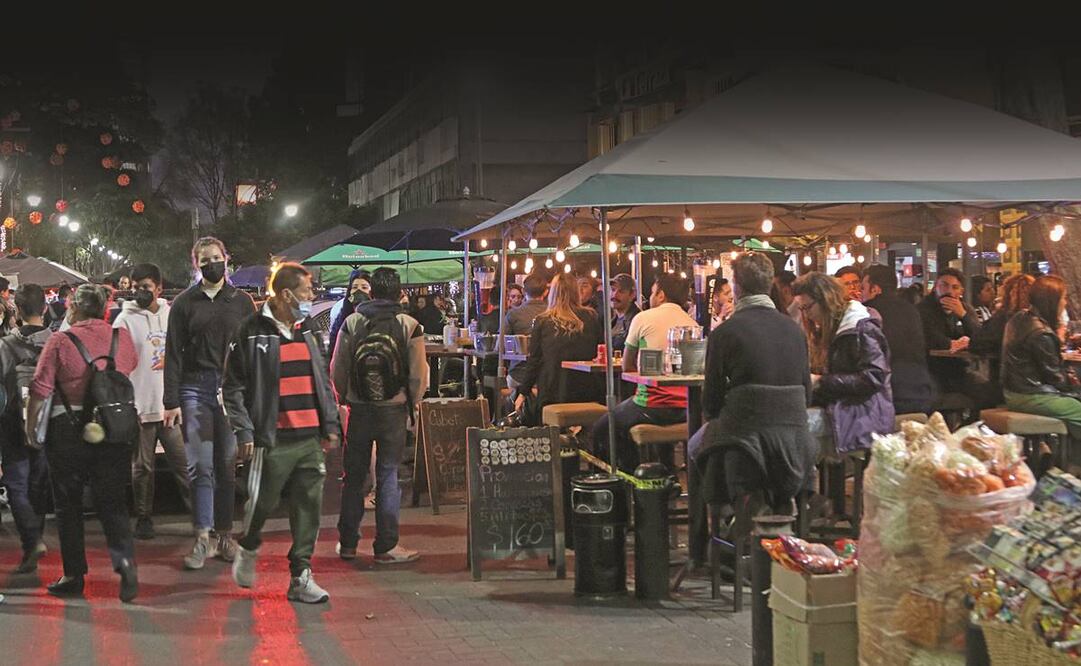 En Zona Rosa, las mesas en el exterior de los bares lucían llenas de personas. Foto: Carlos Mejía/ EL UNIVERSAL