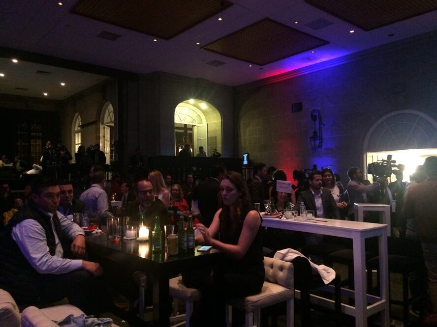 Reciben con sorpresa y desánimo resultados de votaciones en el University Club. (FOTO: Astrid Rivera. EL UNIVERSAL)