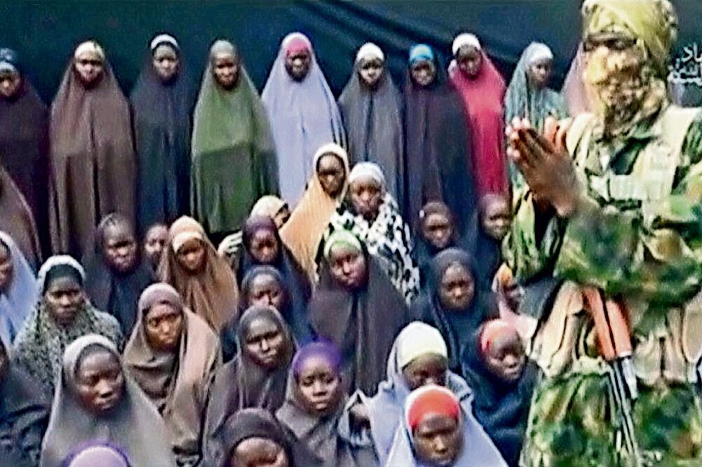 En el video, un terrorista de Boko Haram aparece hablando con decenas de mujeres jóvenes, quienes supuestamente son “las niñas de Chibok" (REUTERS)