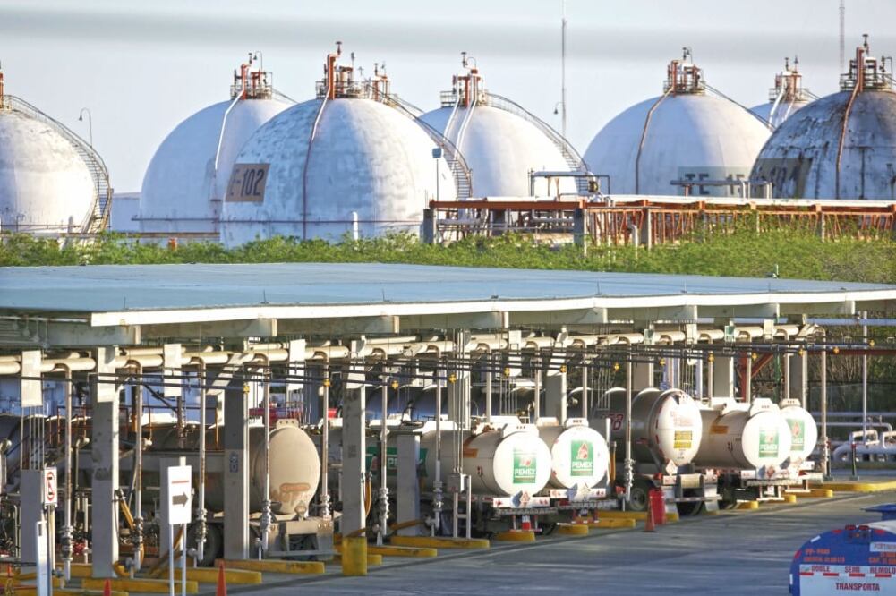 La comercialización de 95% de la gasolina que se demanda en México es realizada por Pemex. (DANIEL BECERRIL. REUTERS)