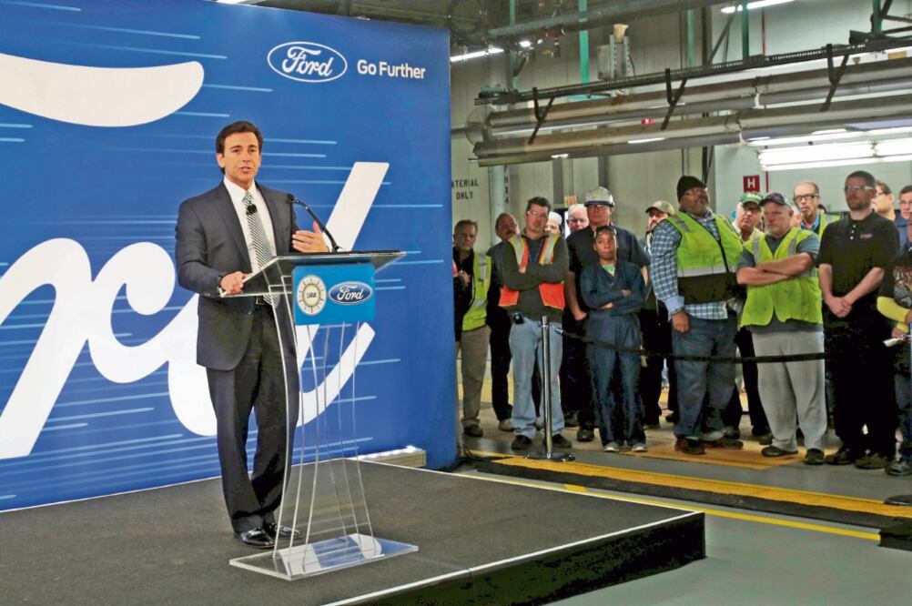 Mark Fields, presidente y director ejecutivo de Ford, indicó que van a invertir 700 millones de dólares en la planta de Flat Rock, Michigan, donde fabricarán los modelos Mustang híbrido y Lincoln Continental (REBECCA COOK. REUTERS)