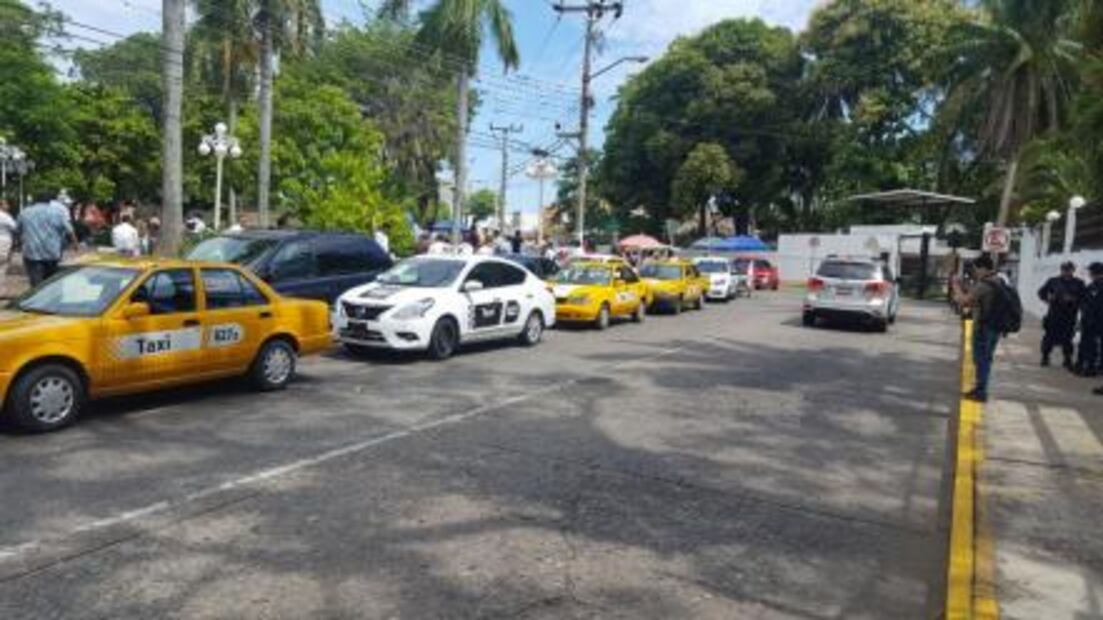 Protestan taxistas irregulares en Villahermosa, Tabasco