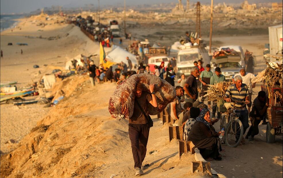 Palestinos avanzan con sus pocas pertenencias hacia el sur por una carretera en Nuseirat, en el centro de la Franja de Gaza, el 24 de septiembre de 2025. Foto: AFP