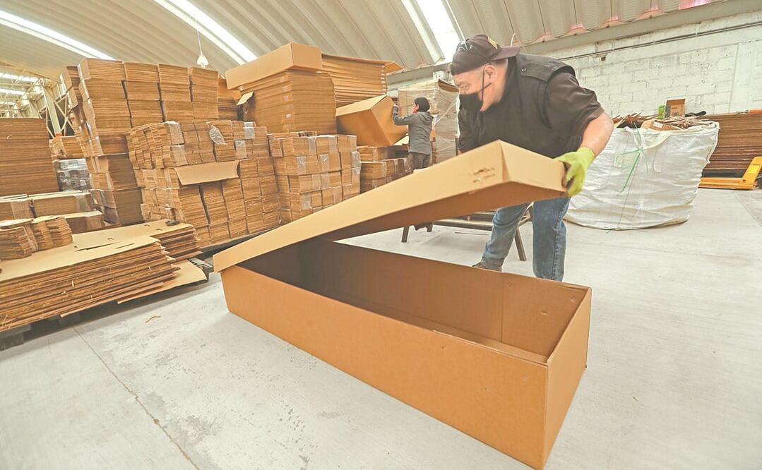 La empresa KJ Cajas de Cartón ha comercializado 6 mil ataúdes, la mayoría con apoyo de la iniciativa privada. Cada unidad tiene un costo de 220 pesos más IVA. Foto: JORGE ALVARADO. EL UNIVERSAL