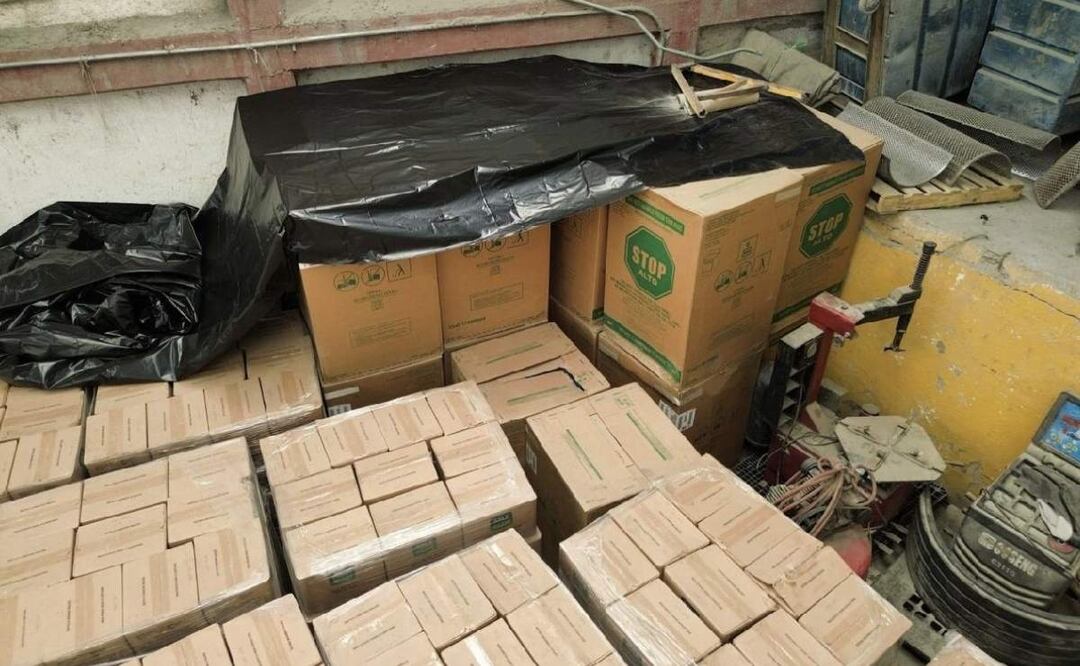 En la bodega de reciclaje en Guanajuato aseguraron 988 cajas con aceite de palma RBD (grasa de palma) y 22 cajas de insumos industriales utilizados en secadoras (20/03/2025). Foto: Especial