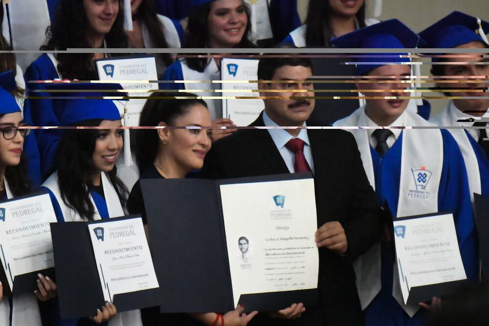 Padres de Norberto recibieron el título póstumo en Mercadotecnia Internacional de su hijo /FOTO: Juan Armando. El Gráfico