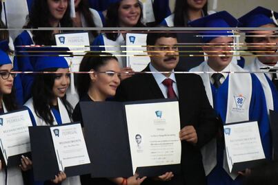 Entre llanto y aplausos, entregan título póstumo al estudiante Norberto Ronquillo