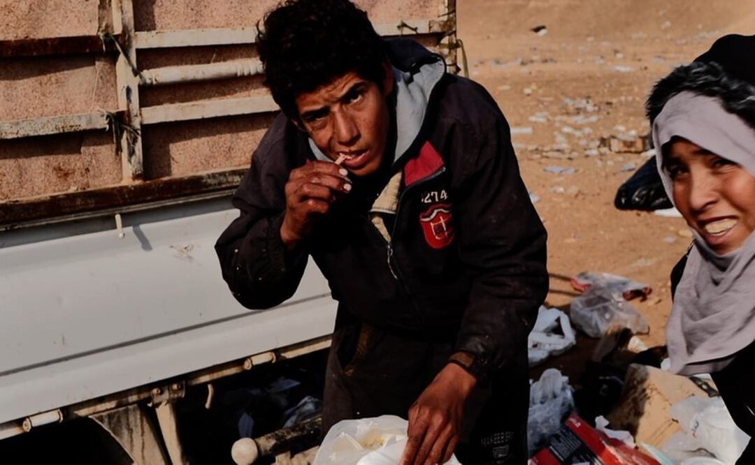 Familias como la de Amer, de 15 años, se ven obligadas a alimentarse de lo que encuentran en el vertedero de la base estadounidense. Foto: Gabriel Chaim