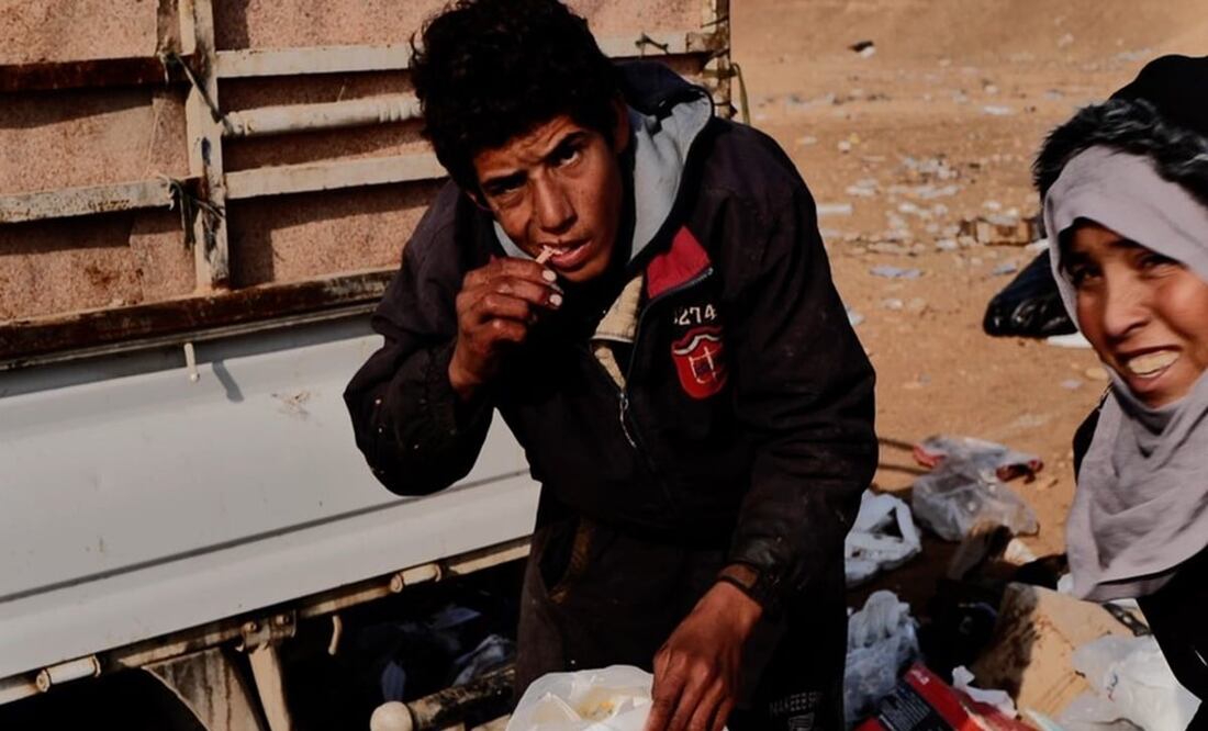 Familias como la de Amer, de 15 años, se ven obligadas a alimentarse de lo que encuentran en el vertedero de la base estadounidense. Foto: Gabriel Chaim