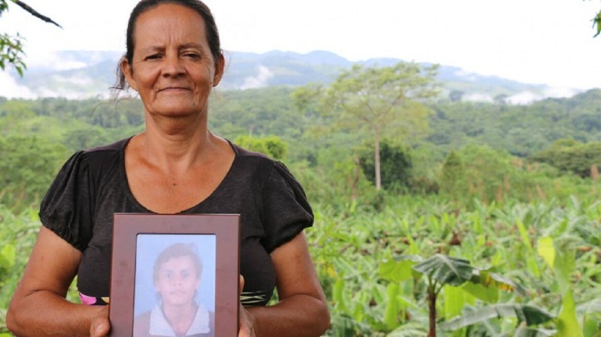 Una madre colombiana muestra la fotografía de su hijo, parte del fenómeno de personas desaparecidas que golpea a Colombia. (Comité Internacional de la Cruz Roja)