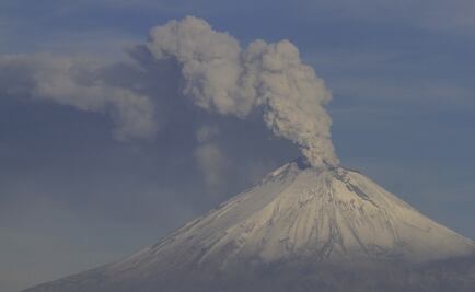 Fumarola del Popocatépetl alcanza un kilómetro de altura