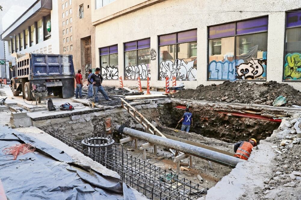 El titular de la AEP, Roberto Remes, reveló que las labores de rehabilitación en la zona ascienden a 85 millones de pesos; falta colocar un paifang o puerta china en las calles de Juárez y Dolores para atraer a más visitantes (JUAN CARLOS REYES)