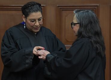 Norma Lucía Piña impone toga y entrega credenciales a Lenia Batres como ministra de la Corte