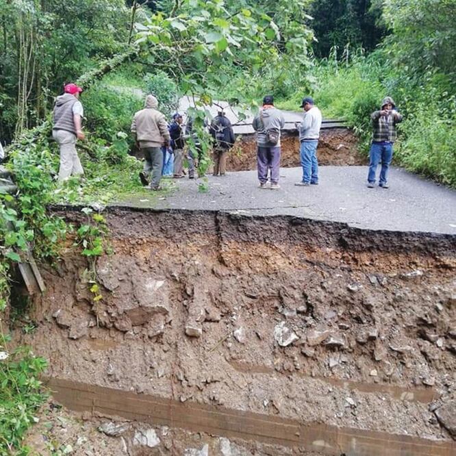 Atrapados. Autoridades estatales presumen que la familia pudo quedar atrapada en un deslave en la carretera federal Yacochi-Metaltepec. (CORTESÍA)