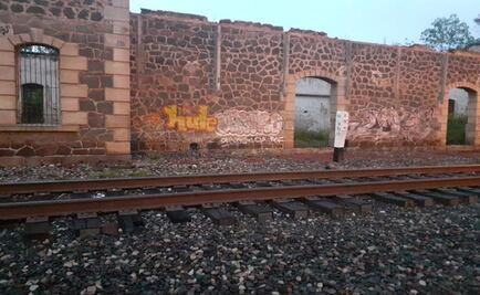 Normalistas liberan vías del tren en Michoacán; solo es una pausa, dicen