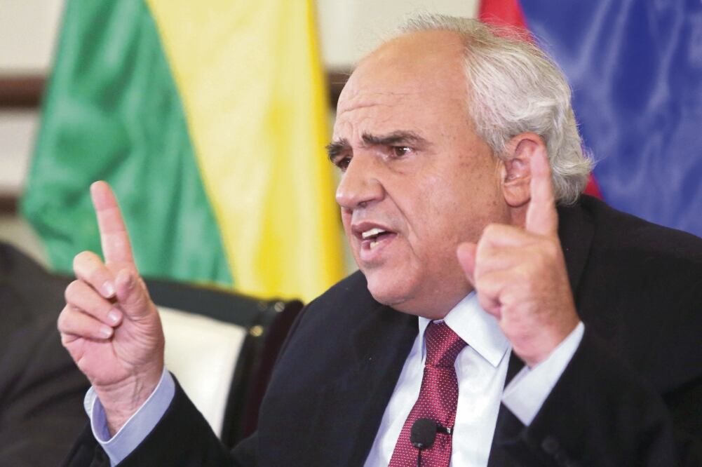 El secretario general de la Unión de Naciones Suramericanas (Unasur), Ernesto Samper, al hablar el martes de los diálogos con el ELN que inician hoy en Quito (ERNESTO ARIAS. EFE)