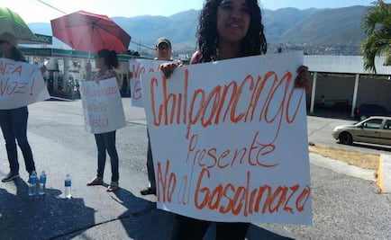 Integrantes del PRD y Morena protestan en gasolineras de Chilpancingo