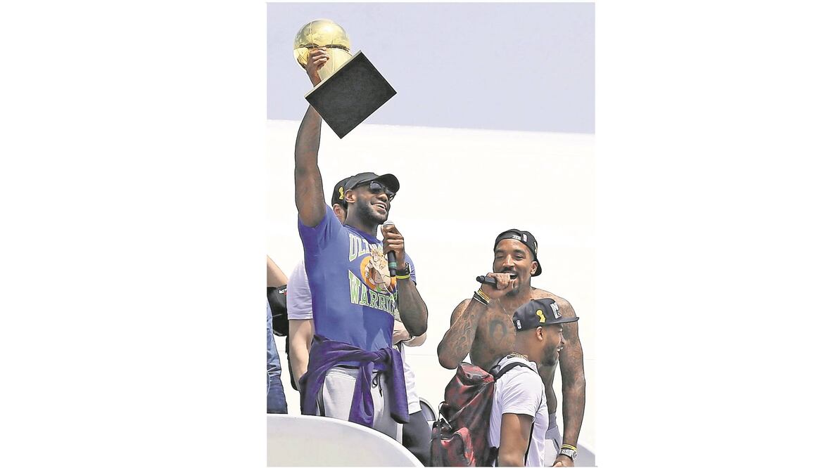 LeBron James mostró el trofeo de campeón de la NBA a fans (TONY DEJAK. AP)