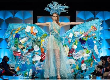 Miss Holanda protesta con vestido hecho de basura en Miss Universe 2019
