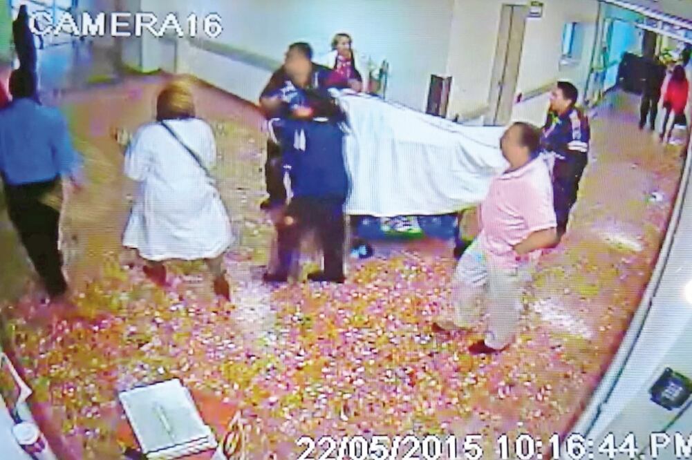 El video muestra que la camilla en que trasladan a Lerdo de Tejada avanza por los pasillos entre las 10:15 y 10:17 de la noche, directivos médicos del Hospital Regional informaron que ingresó a las 10:20 de la noche (ESPECIAL)