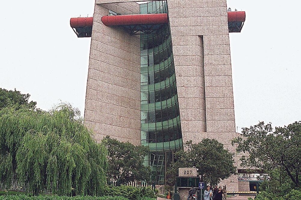 La institución, creada en 1934, abrirá dos nuevas librerías en México este año (ARCHIVO EL UNIVERSAL)