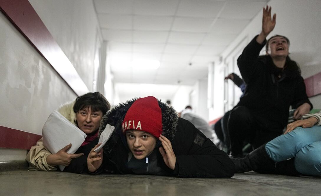 Personas se arrojan al piso de un hospital durante un bombardeo de las fuerzas rusas en Mariúpol, Ucrania. Foto: AP