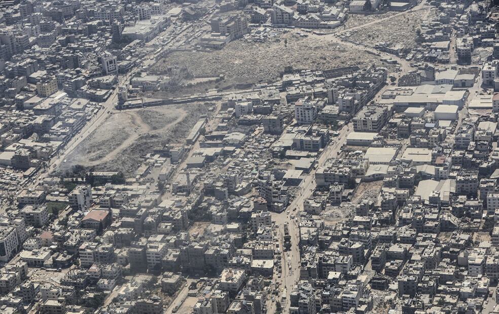 Zonas parcialmente destruidas de la ciudad de Gaza vistas desde un avión de la Fuerza Aérea Jordana durante un lanzamiento aéreo de ayuda humanitaria, el jueves 7 de agosto de 2025. Foto: AP