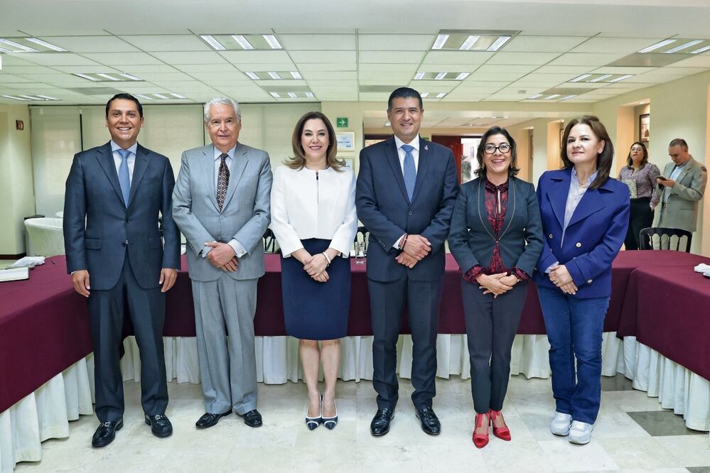 Alfonso Pérez Daza y Alfonso Zárate, columnistas de EL UNIVERSAL; la comisionada Blanca Lilia Ibarra, el presidente comisionado Adrián Alcalá y las comisionadas Josefina Román Vergara y Norma Julieta del Río participaron en un foro organizado por El Gran Diario de México sobre transparencia, en el que alertaron de los intentos por desaparecer al instituto. Foto: Fernanda Rojas / EL UNIVERSAL