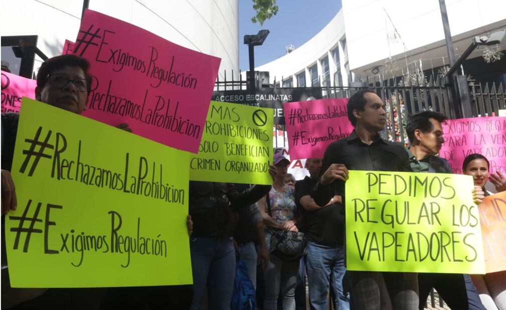 Comerciantes de vapeadores se manifiestan frente al Senado. Foto: Francisco Rodríguez/EL UNIVERSAL