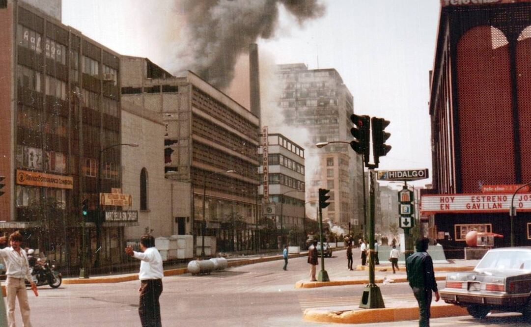 La avenida Balderas vista desde el Paseo de la Reforma poco después del sismo del 19 de septiembre de 1985. En el fondo se aprecian el derrumbe y el incendio del Hotel Regis; a la derecha, el Real Cinema anuncia el estreno de la cinta "Gavilán o paloma", con José José y Christian Bach. Imagen de Pablo Rivas Porcayo compartida por Luis Alonso Brom.