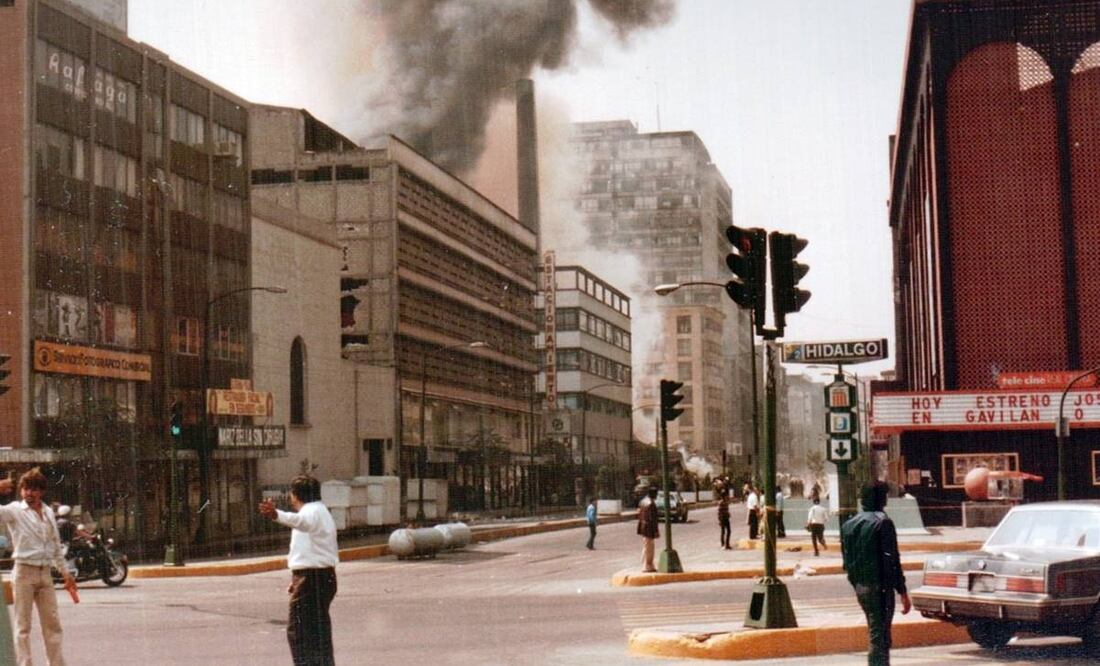 La avenida Balderas vista desde el Paseo de la Reforma poco después del sismo del 19 de septiembre de 1985. En el fondo se aprecian el derrumbe y el incendio del Hotel Regis; a la derecha, el Real Cinema anuncia el estreno de la cinta "Gavilán o paloma", con José José y Christian Bach. Imagen de Pablo Rivas Porcayo compartida por Luis Alonso Brom.