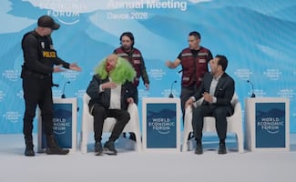 Brozo y Loret trolean a ministros con “viaje” a Davos en camioneta blindada; exhiben la “hipocresía nacional”