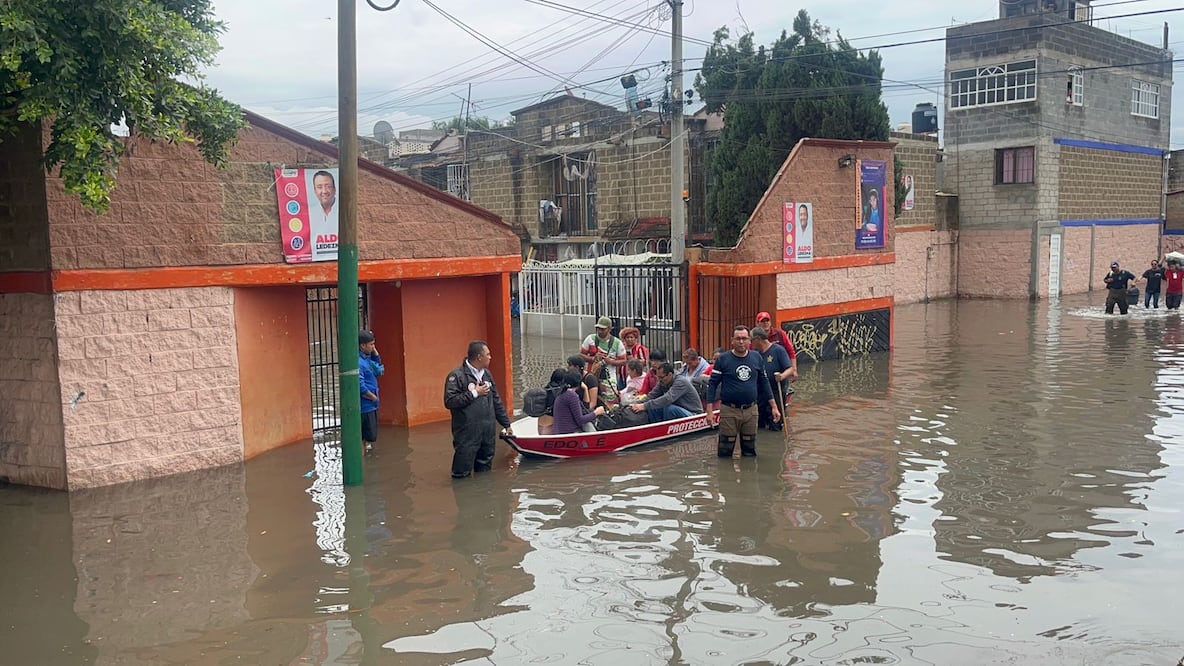 A bordo de lanchas, rescatan a decenas de personas atrapadas por la inundación en Cuautitlán. (Foto: Arturo Contreras)