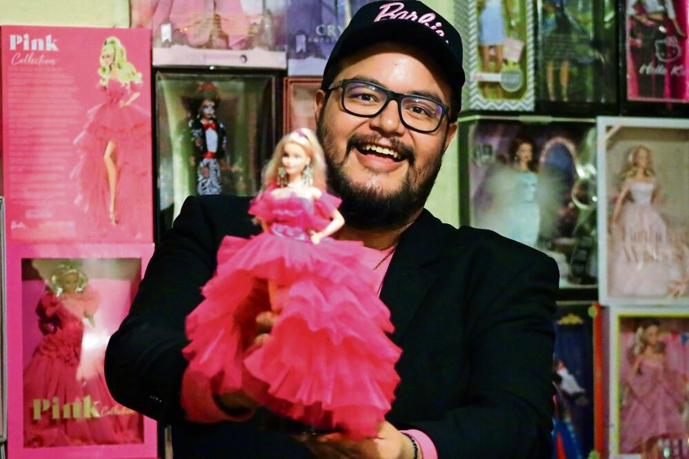 Paul Juárez Velázquez, el mayor coleccionista de Barbie en el estado, cuenta con más de 200 muñecas en su repertorio. Foto: Omar Contreras