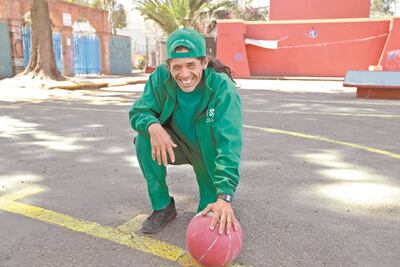 Sergio enseña a niños de Tláhuac a defenderse