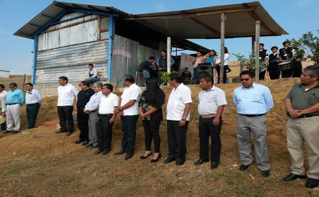 La ceremonia se llevó a cabo en un plantel que es ejemplo del descuido de las escuelas en Oaxaca (Foto: Quadratín)