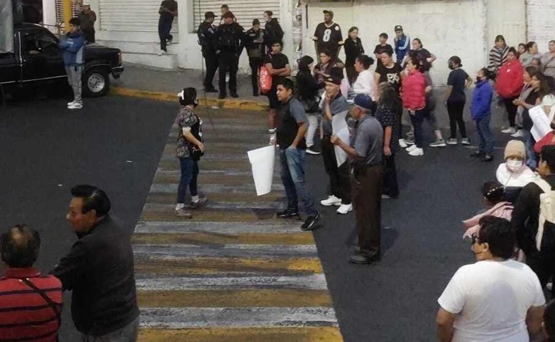 El enojo de vecinos ante la falta de agua los llevó a bloquear primero Puente de Vigas, en la colonia del mismo nombre y esta noche extendieron su protesta a la vía Gustavo Baz. Foto: Especial.