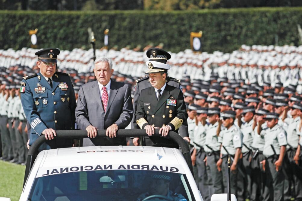 El presidente Andrés Manuel López Obrador, flanqueado por los secretarios Luis Cresencio Sandoval (Sedena) y José Rafael Ojeda (Marina). Foto/IVÁN STEPHENS. EL UNIVERSAL