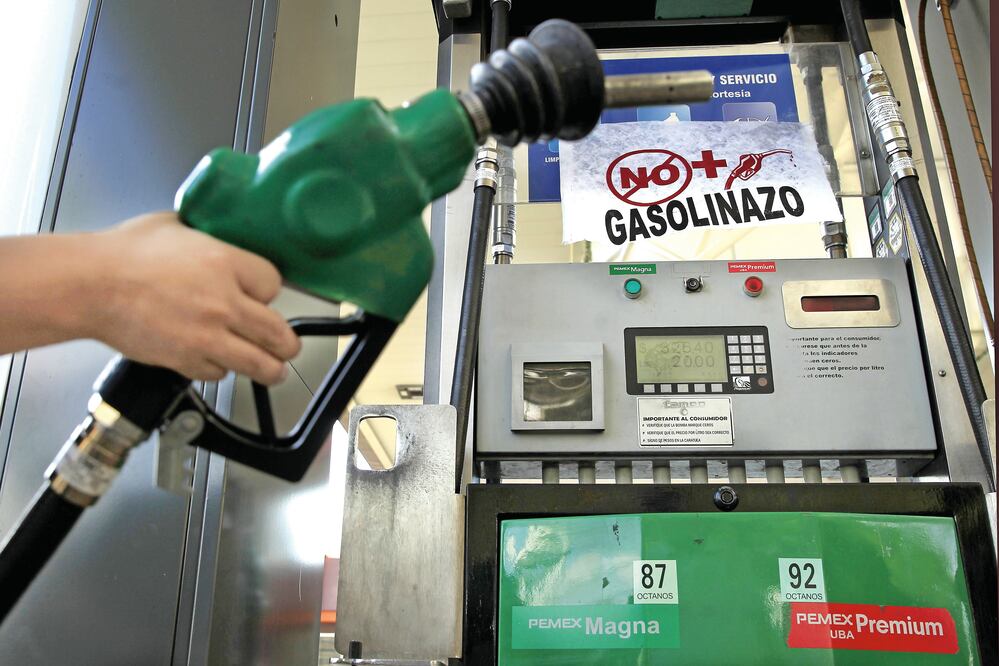 El malestar por el aumento a las gasolinas ha permeado también en redes sociales (XINHUA)